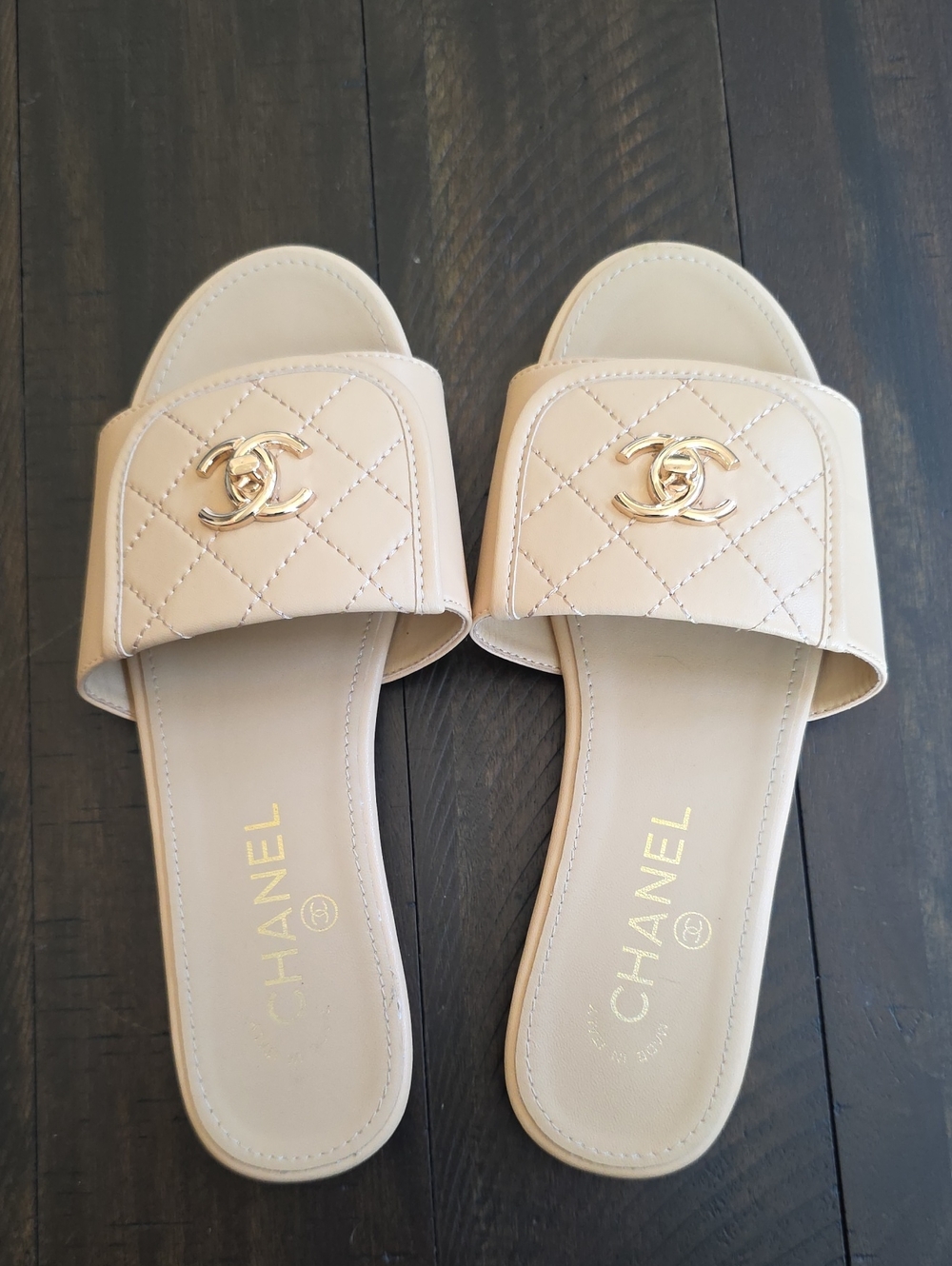 Quilted Turnlock Flat Slide Sandals Cream Beige Sz 37